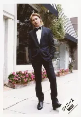 【中古】生写真(ジャニーズ) ジャニーズWEST/藤井流星/全身・衣装黒・両手ポケット・体傾け/神山智洋・藤井流星・小瀧望 海外(ロサンゼルス)オフショット/公式生写真