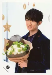 【中古】生写真(ジャニーズ) 関西ジャニーズJr./向井康二/上半身・衣装黒紺・シャツ赤ドット柄・左手花束・体左向き/15冬「X’mas Show 2015」グッズ撮影オフショット/公式生写真