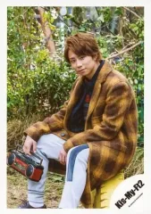 【中古】生写真(ジャニーズ) Kis-My-Ft2/北山宏光/全身(足見切れ)・座り・衣装茶色・右手ラジカセ・体左向き/シングル「君を大好きだ」MVオフショット/公式生写真