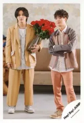 【中古】生写真(ジャニーズ) Hey! Say! JUMP/山田涼介・有岡大貴/全身・衣装黄色・白・グレー・ベージュ・山田左手花・有岡腕組み/DVDシングル「愛だけがすべて -What do you want?-」MV＆ジャケ写オフショット/公式生写真