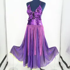 【ベリーダンス用 オリエンタル衣装】パープル スパンコールラメ 豪華 蝶 ラメ 紫 黄緑 煌びやか フリル レース 華やか トップス スカート ベルト セット ダンス パフォーマンス スカート丈 伸縮性 ウエストゴム スリット