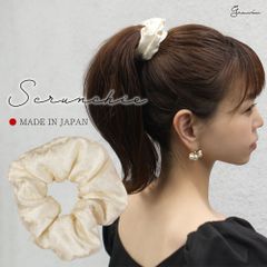 ♥シュシュ♥ヘアアクセサリー☆日本製シルク生地100％で1点ずつ職人が作ったかわいいシュシュです！少し小ぶりですが、控えめでありながらオリジナルの総柄がとても上品♪お子様のヘアアクセとしても◎和装にもばっちり合いますよ！（クリーム）