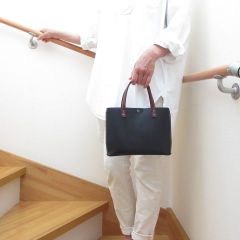 《L.C.雅》牛革・新デザイン♪フラットミニマルトート・スムース・ダークネイビー・0508