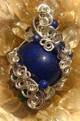 綺麗な青色のラピスラズリ(12mm) ワイヤーアート・ペンダント