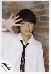【中古】生写真(ジャニーズ) NEWS/手越祐也/上半身・衣装白・ネクタイ黒・背景レンガの壁・左手パー・ロゴ「NewS」/公式生写真