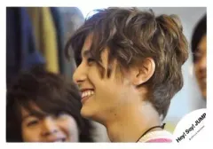 【中古】生写真(ジャニーズ) Hey! Say! JUMP/山田涼介/横型・横顔アップ・ベージュ・ピンク・セーター・左向き・後ろに有岡/公式生写真