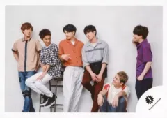 【中古】生写真(ジャニーズ) ジャニーズ/集合(6人)/横型・全身(足見切れ)・衣装ベージュ・白・黒・紫・オレンジ・田中座り・森本しゃがみ・背景白/18秋 SixTONES・Snow Man「少年たち そして、それから…」グッズ撮影オフショット/公式生写真