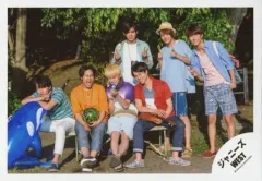 【中古】生写真(ジャニーズ) ジャニーズWEST/集合(7人)/横型・全身・藤井桐山神山重岡座り・小瀧両手ピース・仲間両手指差し・背景野外/『人生は素晴らしい』PV＆ジャケ写撮影/公式生写真