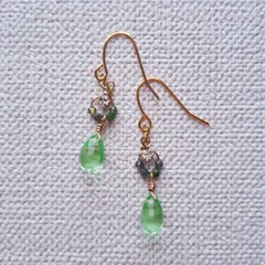 チェコビーズと天然石の若葉色ピアス【059】