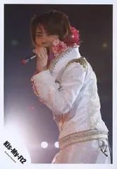 【中古】生写真(ジャニーズ) Kis-My-Ft2/北山宏光/ライブフォト・膝上・衣装白.金・左手マイク・赤い花/公式生写真