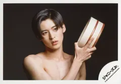 【中古】生写真(ジャニーズ) Snow Man/目黒蓮/横型・バストアップ・右手桶・右向き・首傾げ・背景黒/「少年たち To be!」グッズオフショット/公式生写真