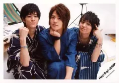 【中古】生写真(ジャニーズ) Hey! Say! JUMP/中島裕翔・岡本圭人・伊野尾慧/横型・膝上・座り・浴衣・センター岡本.右手顎・伊野尾左人指し指頭・中島右手グー/公式生写真