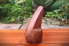 【モクマオウ（木麻黄）】【先端エンボス加工】【中サイズ】三線ツメ（バチ）【沖縄県産】240801