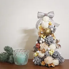 ハンドメイド  ソラフラワーと松ぼっくりの クリスマスツリー（ミニ）