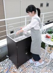見栄えの良いアルミ製収納庫の水栓蛇口付きステンレス流し台●ホースコネクターで水道と簡単接続