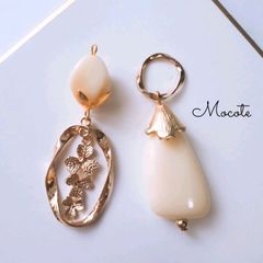 オフホワイト フラワー 春 アシンメトリー  ピアス/イヤリング