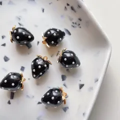 【2個】 いちご チャーム 樹脂製 ブラック