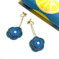 アクセサリー　イヤリング　♥︎お花のイヤリング♥︎   パラコード2㎜　💙ブルーの梅結び編み　ハンドメイド