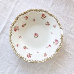 ヨークシャーテリアといちごのお皿 - メルカリ