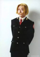 [중고]생사진(남성) 카와모토 나리(오울)/무릎 위·의상 블랙·양손 뒤·캐릭터 샷/무대[ACCA13구 감찰과]솔로 브로마이드