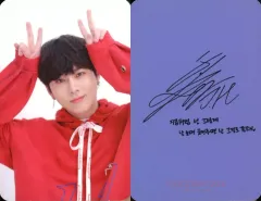 【中古】コレクションカード(男性) Highlight/Yong JunHyung(ヨン・ジュンヒョン)/バストアップ・衣装赤・両手ピース・頭・裏面紫・印刷サイン入り/CD「GOODBYE 20’s」封入特典フォトカード