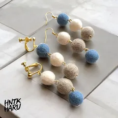 HNTK ホワイト＆グレー＆ライトブルー フェルトボールイヤリングピアス選択　P0437
