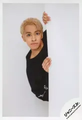 【中古】生写真(ジャニーズ) Aぇ! group/草間リチャード敬太/上半身・衣装黒・両手壁・覗き込み・口閉じ・背景白/JOHNNYS’ ISLAND STORE オフショット/公式生写真
