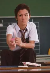 【中古】生写真(男性) 小西成弥(不二裕太)/膝上・シャツ白・ズボングレー・制服・ネクタイ赤色・お菓子の袋・キャラクターショット/ミュージカル「テニスの王子様」2nd SEASON 青学vs聖ルドルフ・山吹