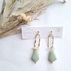 抹茶ミルク × クリアつぶつぶ 変形オーバル ゴールド タグ ピアス/イヤリング