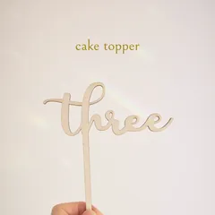 ケーキトッパー  three 3歳 3年 木製 Happy Birthday 誕生日 記念日 写真 撮影グッズ おうちスタジオ アニバーサリー
