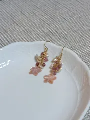 ピンクシェルのプルメリアのピアス