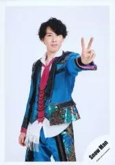 【中古】生写真(ジャニーズ) Snow Man/宮舘涼太/膝上・衣装青・左手ピース・右手下・体左向き・目線右/Johnnys’ ISLAND STORE グッズオフショット’20夏/公式生写真