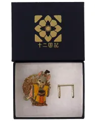 十二国記　ブローチ 楽俊　2点セット売り 十二国記」ブローチ＜楽俊・二＞（帯留め金具付き） – 新潮ショップ