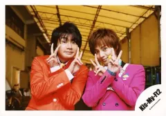 【中古】生写真(ジャニーズ) Kis-My-Ft2/横尾渉・藤ヶ谷太輔/横型・上半身・衣装オレンジ・ピンク・白・両手ピース・腕交差/アルバム「I SCREAM」ジャケ写撮影＆「YES! I SCREAM」MV撮影/公式生写真