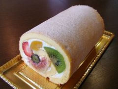 極太！フルーツたっぷりロールケーキ 人気ロールケーキ 人気スイーツ 洋菓子人気 お土産スイーツ ビックリスイーツ 手土産スイーツ 話題のロールケーキ ケーキスイーツ お土産ケーキ ケーキ