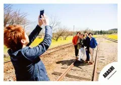 【中古】生写真(ジャニーズ) 嵐/集合(5人)/横型・全身・右手ピース・大野両手上げ・線路・カメラ/「青空の下、キミのとなり」PV＆ジャケ/公式生写真