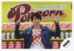 【中古】生写真(ジャニーズ) 嵐/櫻井翔/横型・上半身・衣装紺白・両手指差し・背景黄緑・ポップコーン/公式生写真