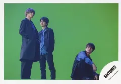 【中古】生写真(ジャニーズ) SixTONES/京本大我・高地優吾・森本慎太郎/横型・全身・衣装黒.青・森本座り・背景緑/シングル「NAVIGATOR」MV＆ジャケ写オフショット/公式生写真