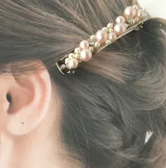 シックなピンクのエアパール、ビジューのバレッタ