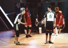 【中古】生写真(男性) 集合(4人)/ライブフォト・全身・衣装白黒・吉本右向き・高崎顔左向き・後ろに近藤永田・キャラクターショット・2Lサイズ/「ハイパープロジェクション演劇『ハイキュー!!』“はじまりの巨人“」2L版舞台写真