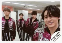 【中古】生写真(ジャニーズ) Travis Japan/中村海人・宮近海斗・吉澤閑也・松田元太/横型・膝上・衣装黒・紫・吉澤腕組み・宮近口開け・松田笑顔/Johnnys’ ISLAND セルフィー 2020/公式生写真