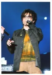 【中古】生写真(男性) Gackt/ライブフォト・膝上・ジャケットグレー・インナーオレンジ・サングラス・左手マイク・背景青/公式生写真