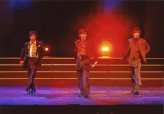 【中古】生写真(男性) 集合(3人)/横型・ライブフォト・全身・衣装黒・スーツ・左足前・階段・ライト赤・背景黒/舞台「バグズグバリュー～BURSTING MOMENTS～」