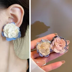 アイボリー×ブルー＆ピンク×ネイビー【存在感たっぷりのフラワーピアス】ぷっくり花びらが可愛い！華やかカラーのボリュームピアス ／ 軽量フェミニン ／ イベントや和装にもおすすめ アクセサリー