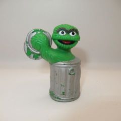 セサミストリート オスカー ドラム缶の中にオスカーの宝物が詰まって 