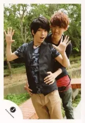 【中古】生写真(ジャニーズ) 関西ジャニーズJr./向井康二・西畑大吾/膝上・衣装黒グレー・両手パー・向井両手腰/松竹8月公演「少年たち」パンフ＆グッズ撮影オフショット/公式生写真