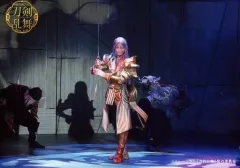 【中古】生写真(男性) 高橋健介(蜂須賀虎徹)/ライブフォト・横型・全身・1部衣裳・両手刀・口閉じ・キャラクターショット/ミュージカル『刀剣乱舞』～幕末天狼傳～ ローソンプリント