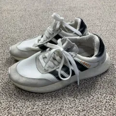 adidas(アディダス) I ー 5923 イニキランナー ランニングシューズ 225 250302のサムネイル