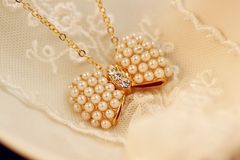 シンプル リボン ネックレス パール ビジュー ワンポイント さりげなくかわいい カジュアル 普段使い 人気  お呼ばれ 結婚式 プレゼント レディース  新品 23