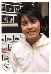 【中古】生写真(ジャニーズ) NEWS/手越祐也/バストアップ・衣装白・背景ポラロイド写真・笑顔/公式生写真